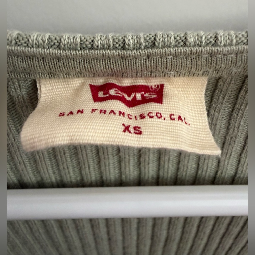 Levi's Ribbed Button-Down Crop Top - Picture 3 of 4